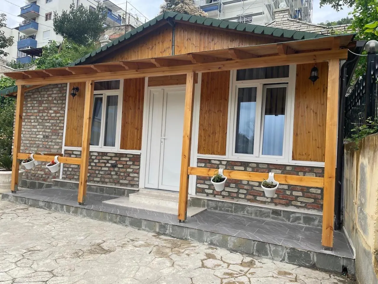 R Hotel Zhaban 0*,  Albanien