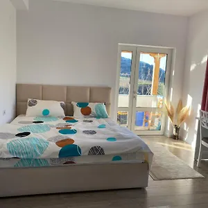 Privatunterkunft Bright & Cozy With Balcony, Zhaban